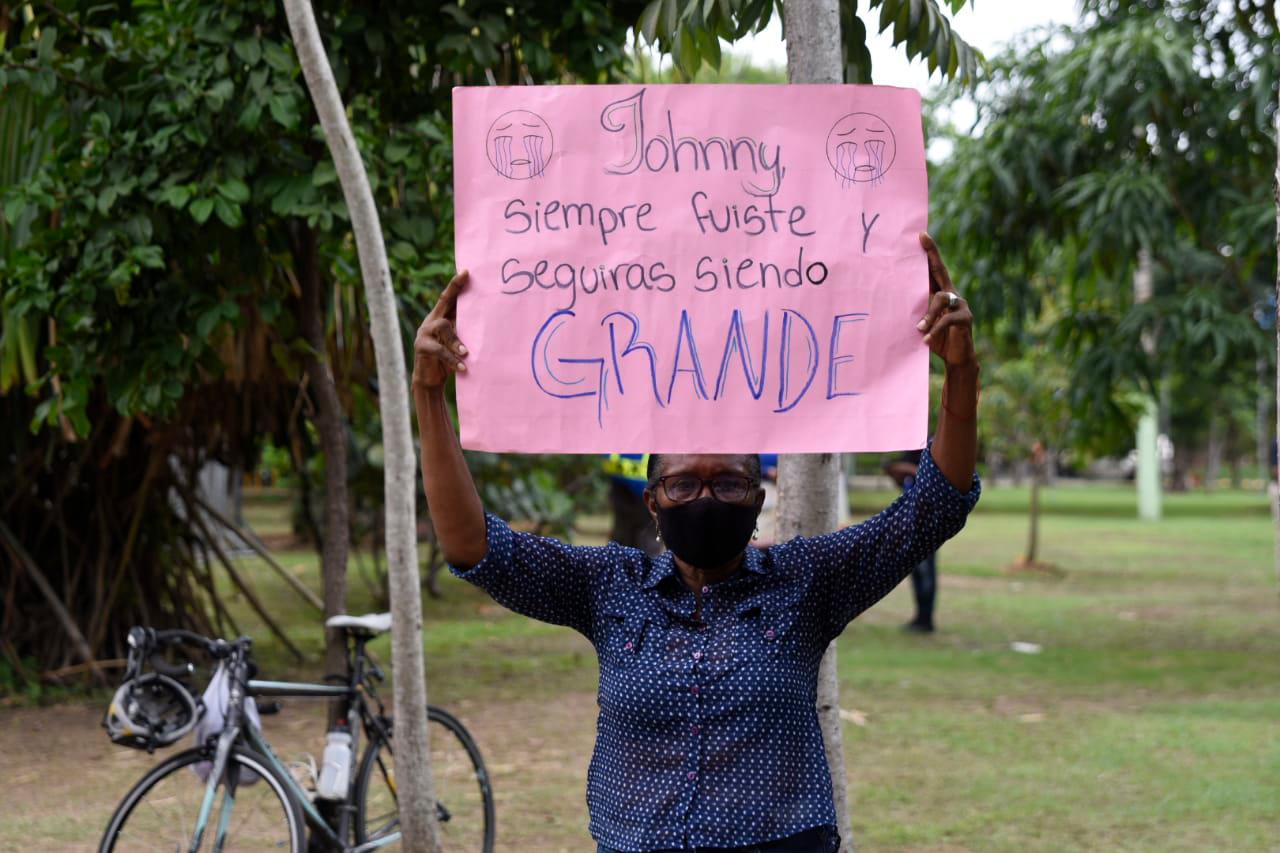 Una fanática muestra un cartel dedicado al artista Johnny Ventura en las afueras del Palacio de los Deportes. (Foto: Eddy Vittini / Diario Libre)