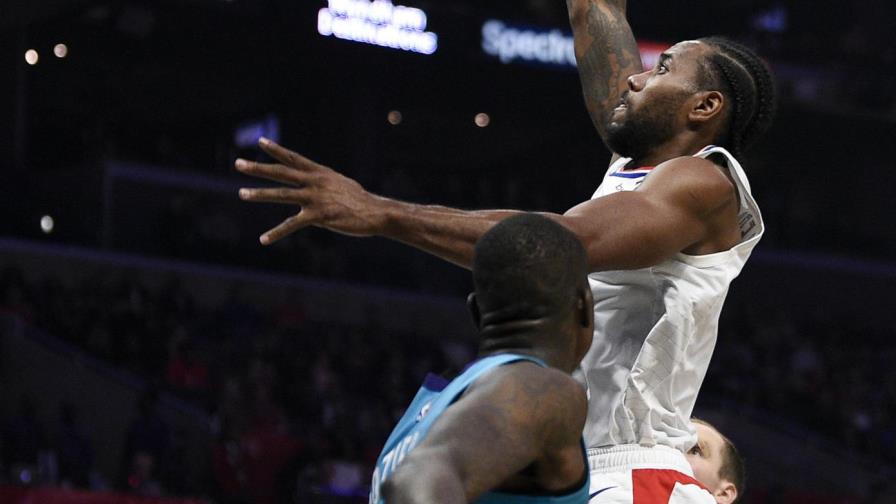 Leonard suma 30 puntos y conduce a Clippers al triunfo