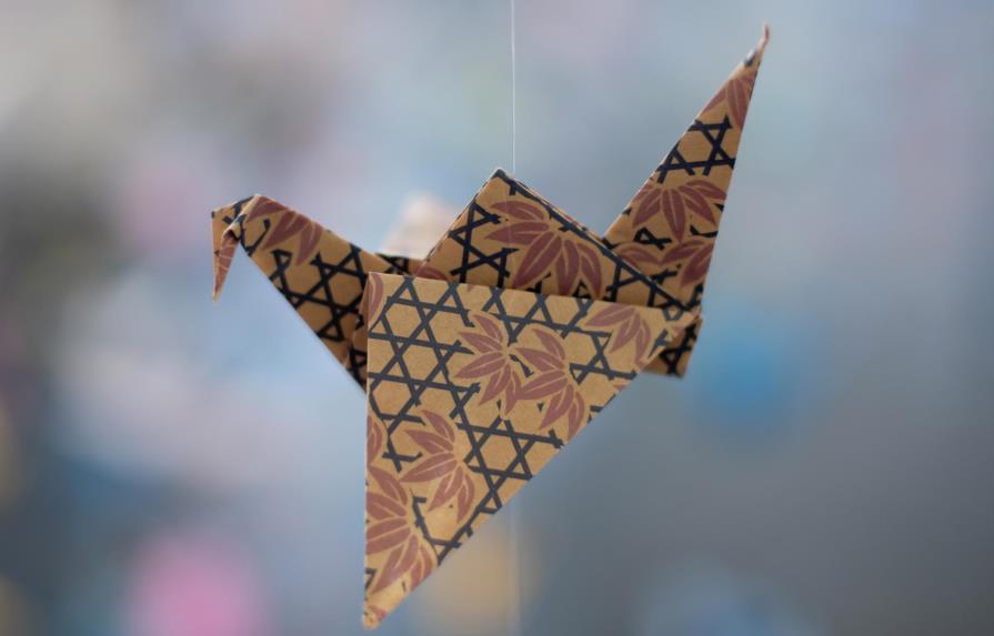 Artista recuerda a víctimas de COVID con grullas de origami