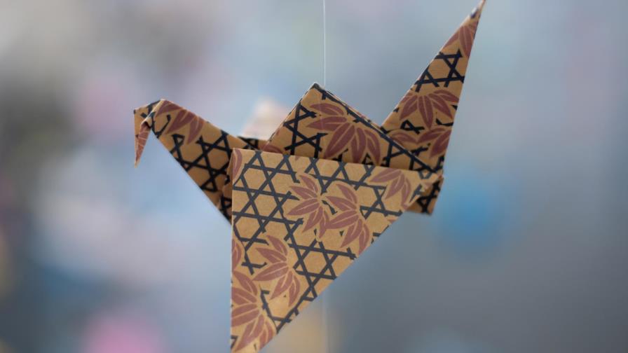 Artista recuerda a víctimas de COVID con grullas de origami