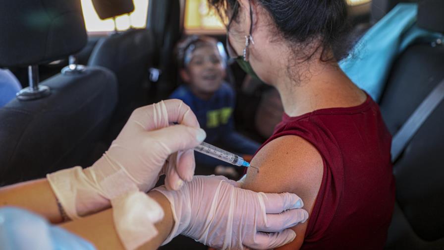 Chile: efectividad vacuna china de 67% en casos sintomáticos
