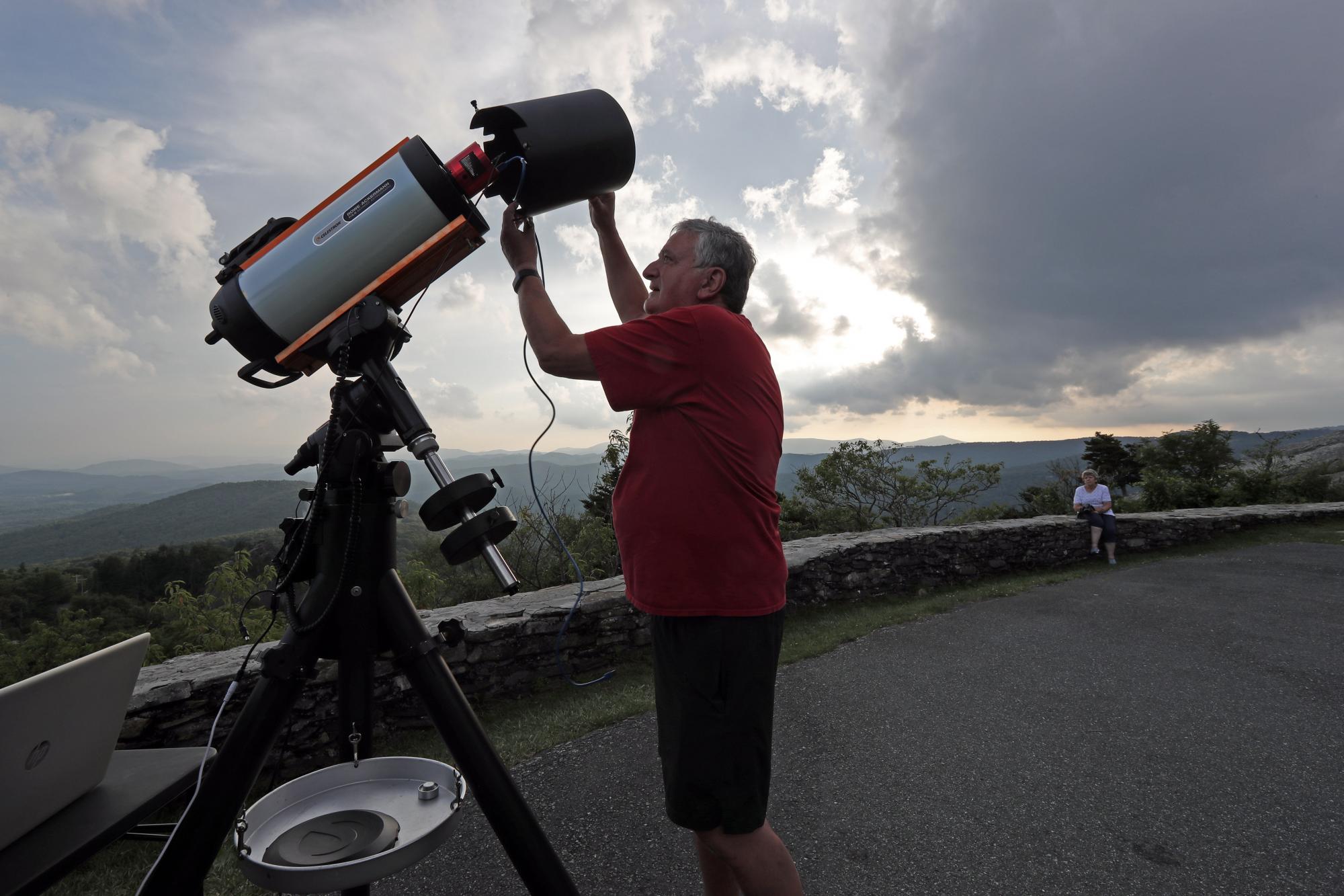 El astrofotógrafo Johnny Horne instala su telescopio para fotografiar el planeta NEOWISE en el monte Grandfather en Linville, Carolina del Norte, 17 de julio de 2020. 