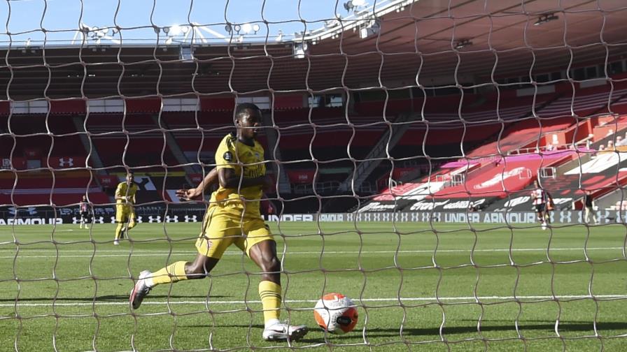 Pifia del arquero abre la puerta a triunfo del Arsenal
