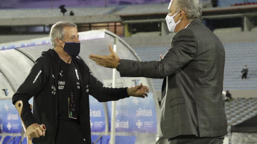 Brasil somete 2-0 a Uruguay en el Centenario, sigue perfecto