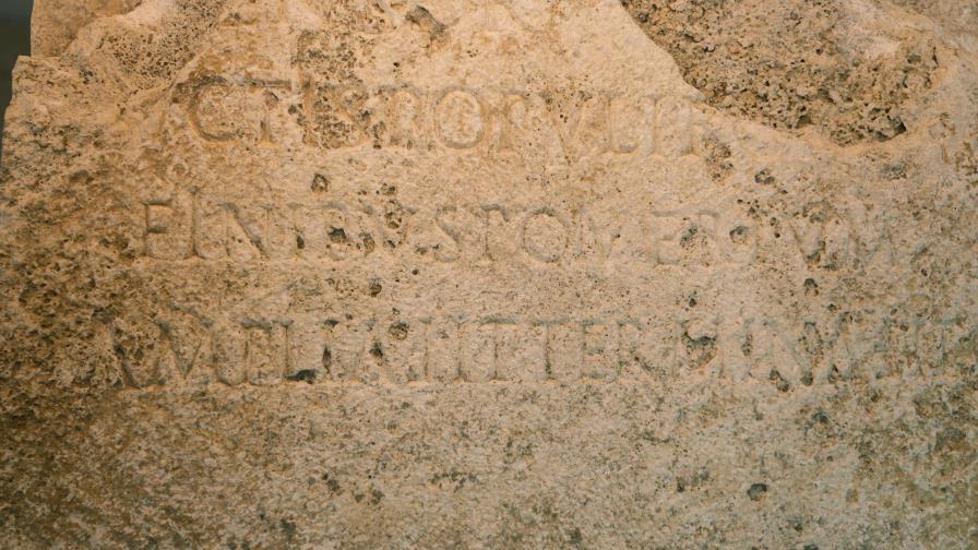 Descubren piedra que demarcó los límites de la Roma antigua