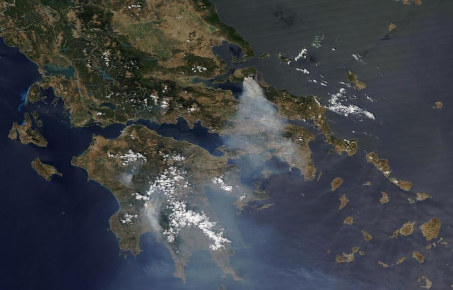 Enorme incendio en isla de Grecia cumple 7 días