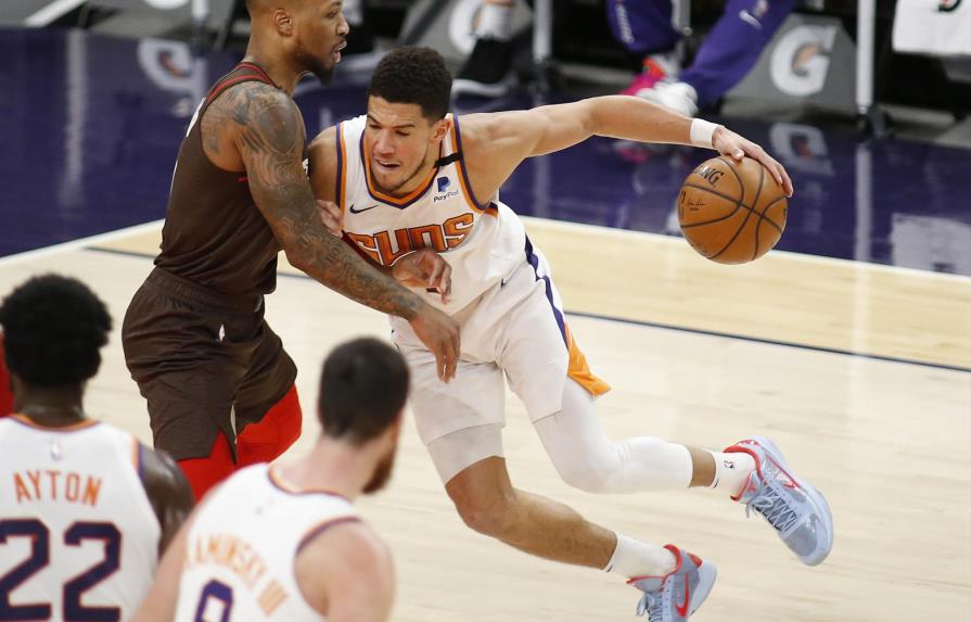 Con 34 puntos de Booker, Suns superan a Trail Blazers