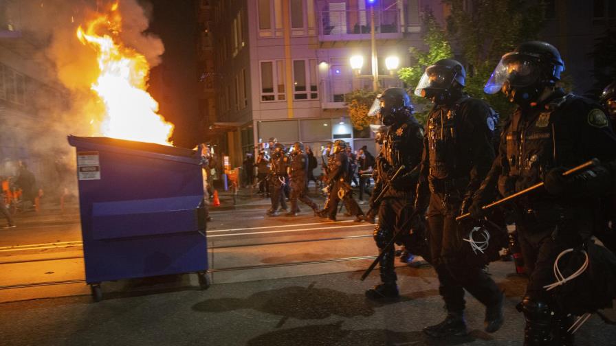 Policía de Portland arresta a 9 durante enfrentamientos Policía de Portland arresta a 9 durante enfrentamientos