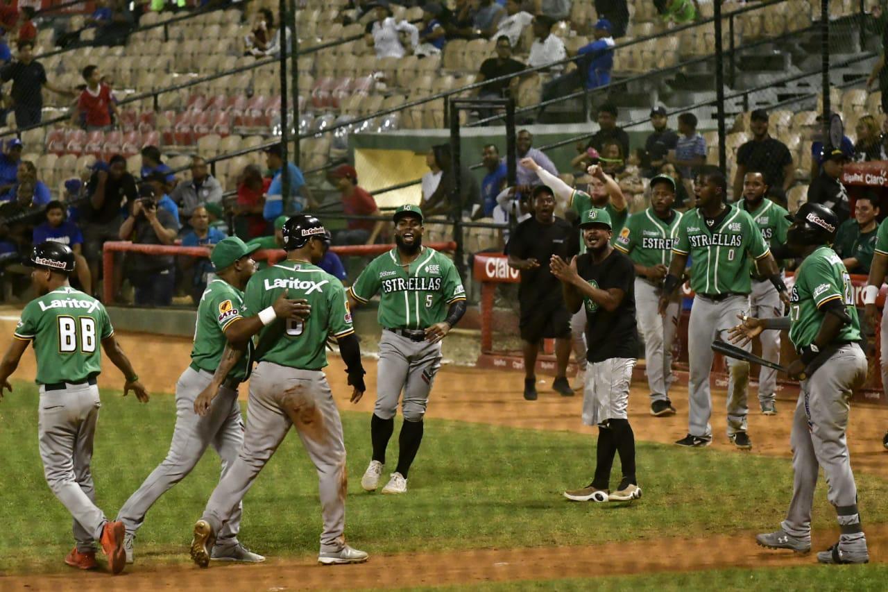 Jugadores de las Estrellas celebran la victoria que los acerca a tres juegos del cuarto lugar en la pelota invernal dominicana.