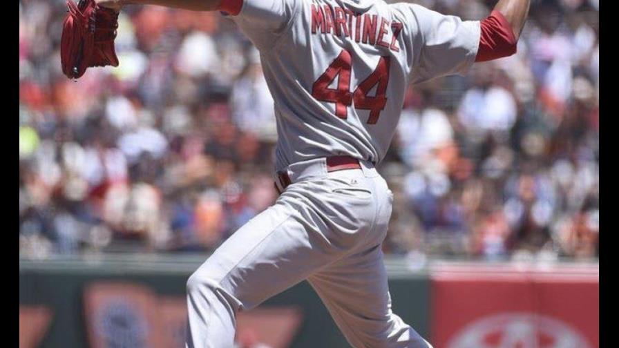 Carlos Martínez en ruta al bullpen de los Cardenales de San Luis