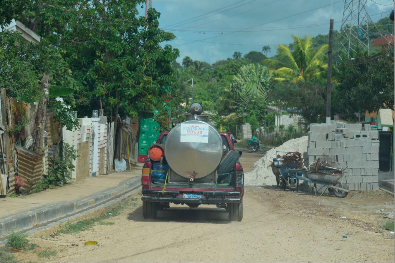 Un vendedor de agua a granel oferta su servicio en el barrio Los Prados.