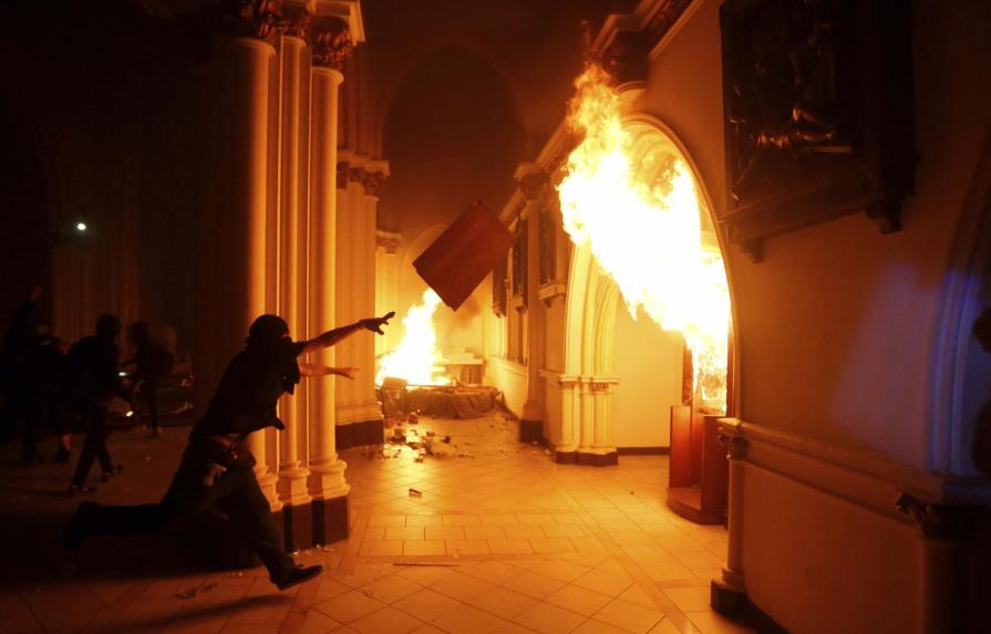 Arde templo policial chileno en medio de protestas