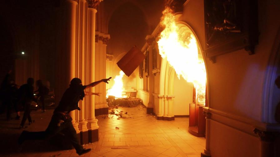 Arde templo policial chileno en medio de protestas