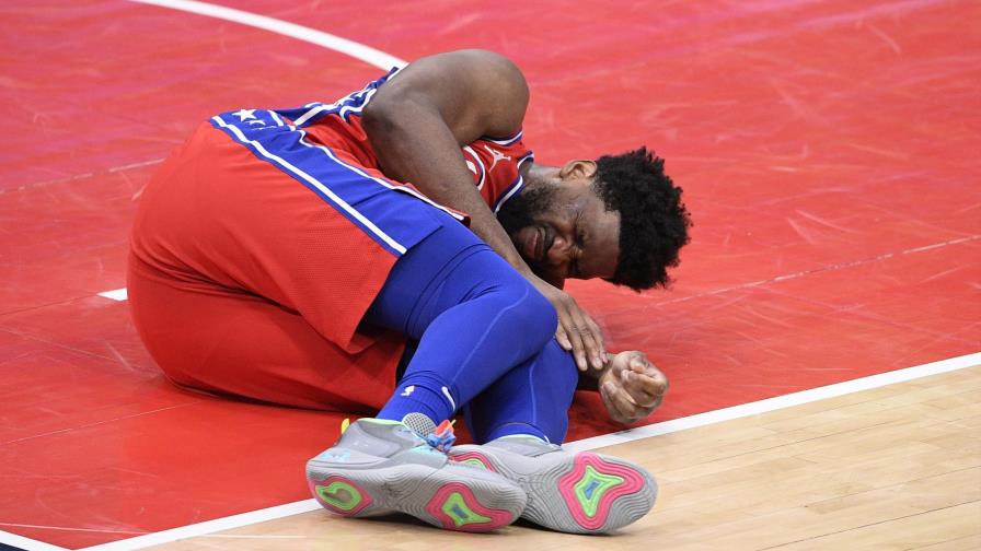 Fuente AP: Embiid sufre contusión ósea en rodilla izquierda