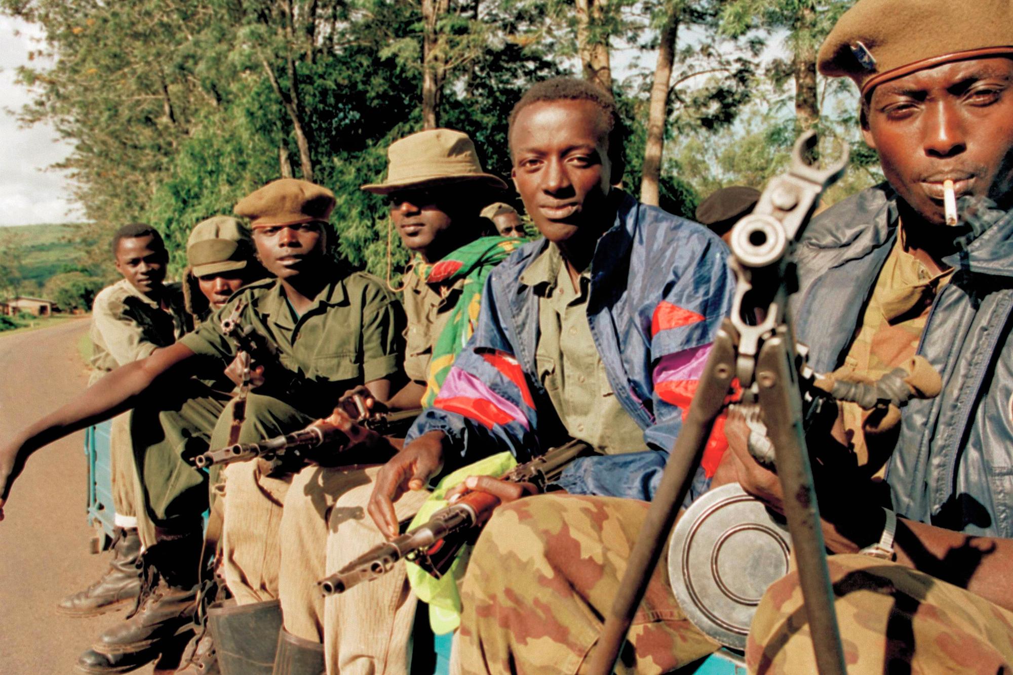 ARCHIVO-en esta foto del 14 de mayo de 1994, una camioneta lleva a los rebeldes del frente Patriótico Ruandés (RPF) a posiciones de primera línea más cerca de la capital Kigali, en la carretera cerca de Rugende, a unas 5 millas al este de Kigali, en Ruanda. Hace veinticinco años, Ruanda descendió a la violencia en la que unos 800,000 tutsis y hutus moderados fueron masacrados por la mayoría de la población hutu durante un período de 100 días en lo que fue el peor genocidio de la historia reciente. 