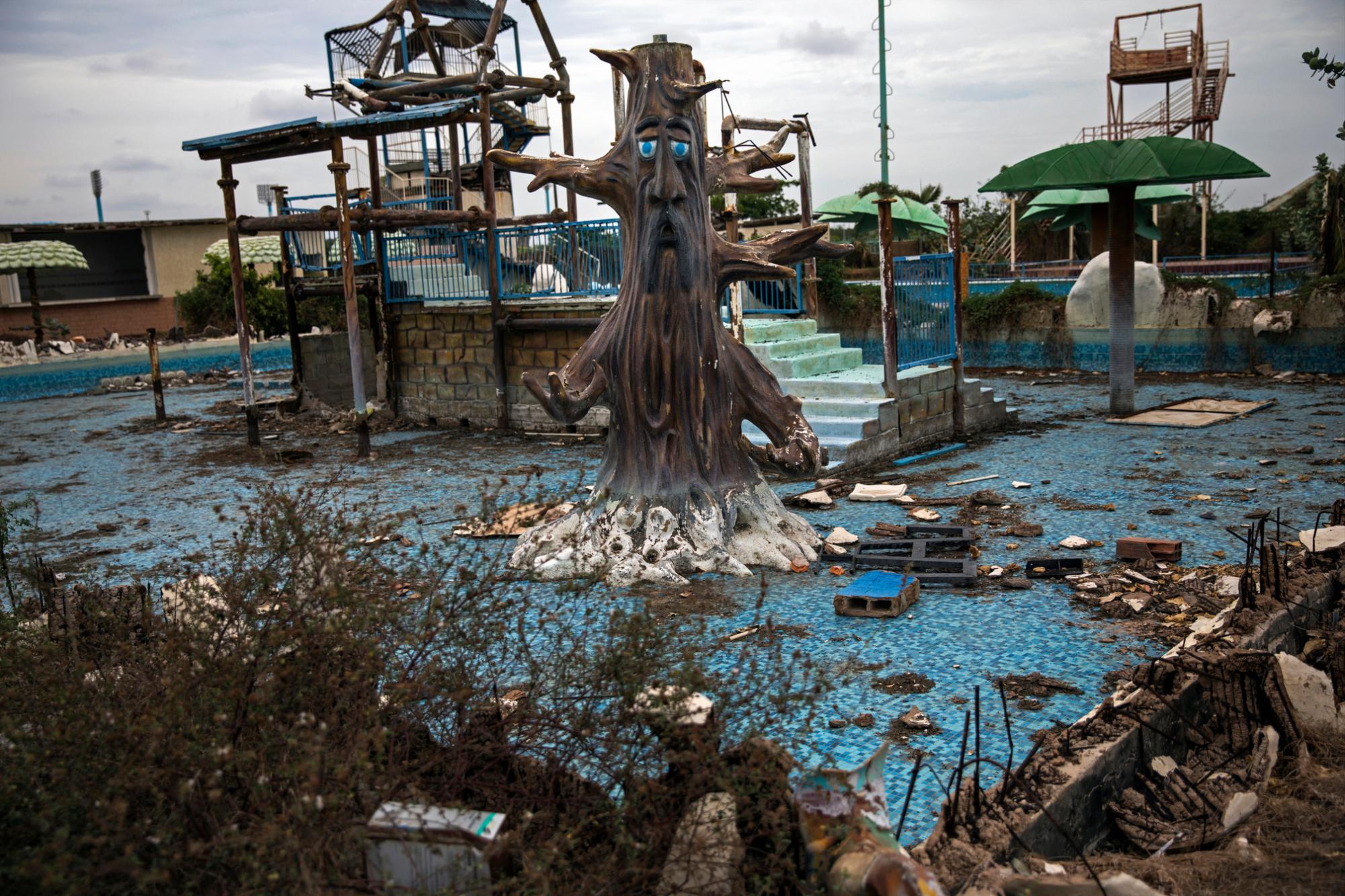 En la imagen, tomada el 23 de mayo de 2019, una piscina temática en ruinas en el abandonado parque de diversiones Diversiones Grano de Oro, en Maracaibo, Venezuela. En la ciudad, muchas estructuras están llenas de escombros en una imagen que recuerda a una zona de guerra o a las consecuencias de un desastre natural.