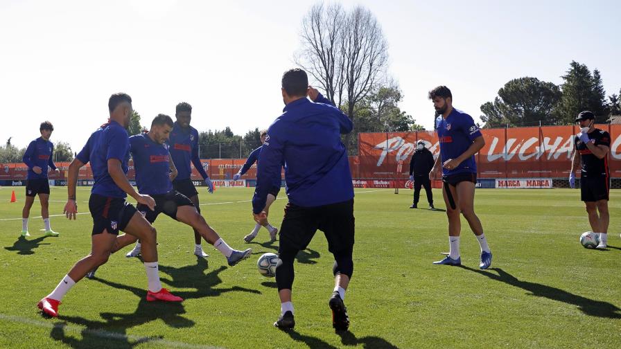 Clubes españoles entrenan con grupos de 14 jugadores