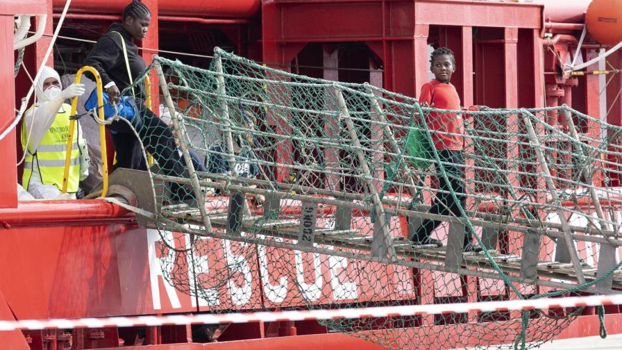 Buque con migrantes atraca en Sicilia tras 2 semanas en mar