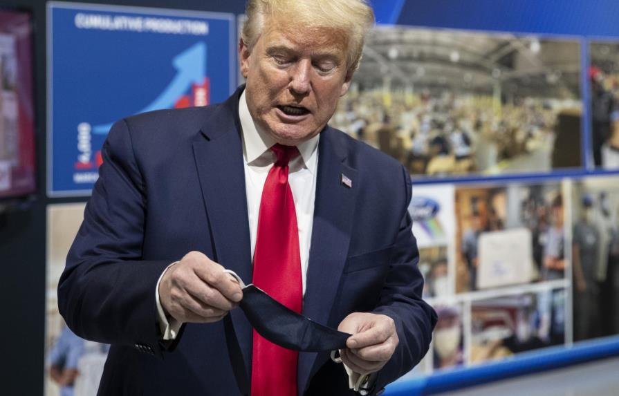 Política y pandemia: Trump visita planta Ford sin mascarilla