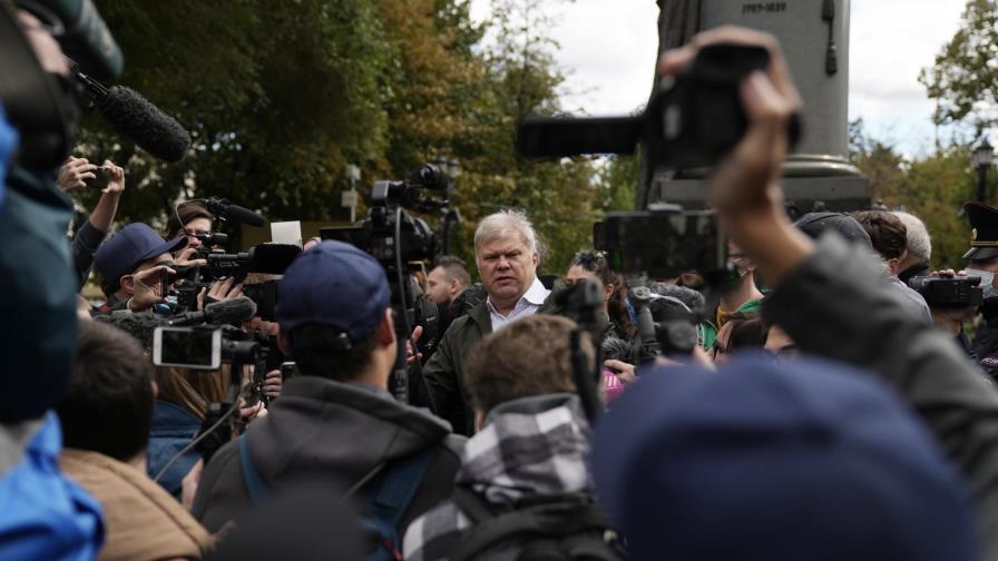 Rusos protestan por medidas contra medios independientes