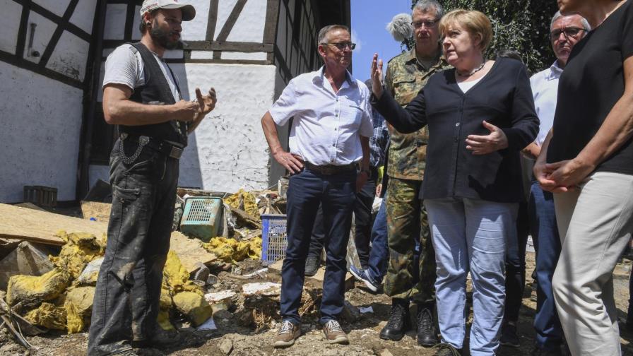 Merkel visita región devastada por inundaciones