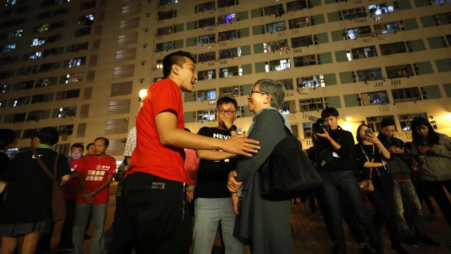 Hong Kong vota en comicios vistos como barómetro de apoyo