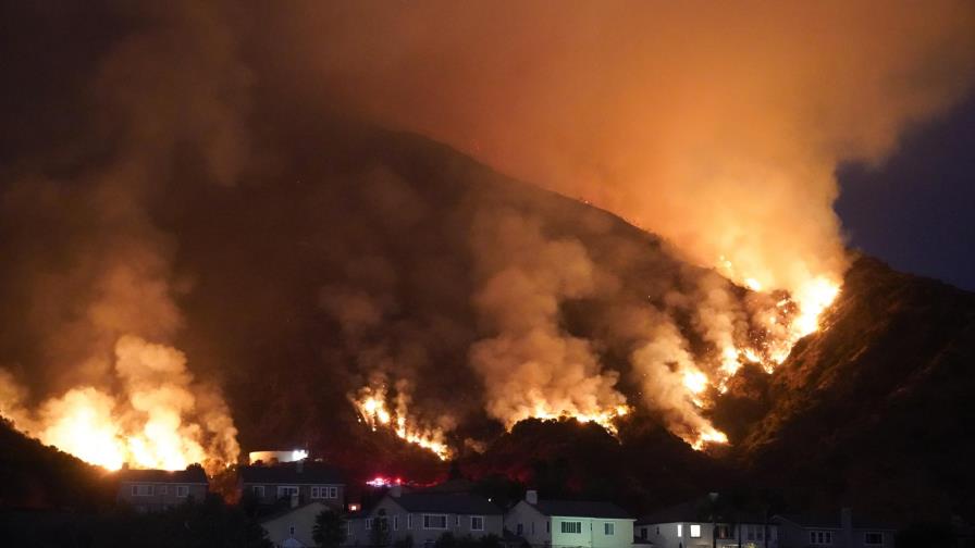 Seca vegetación alimenta incendios en California Seca vegetación alimenta incendios en California