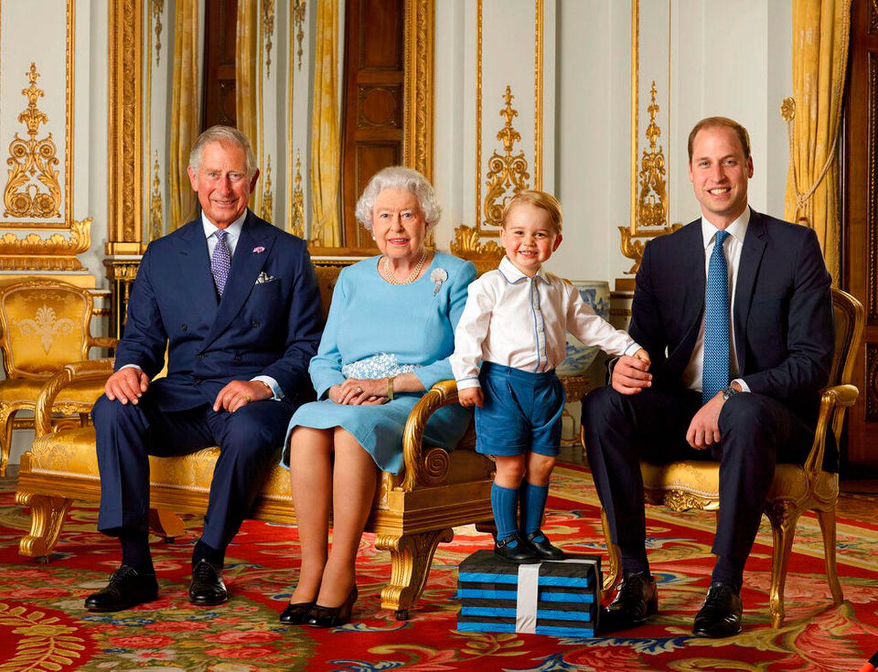 La reina Isabel, el príncipe Carlos, el príncipe Guillermo y el príncipe Jorge de Gran Bretaña posan para una foto para conmemorar el 90 cumpleaños de la reina.
