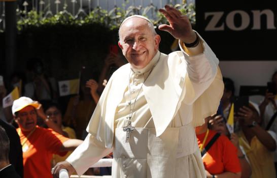 Papa en Tailandia pide combatir “humillación” de mujeres