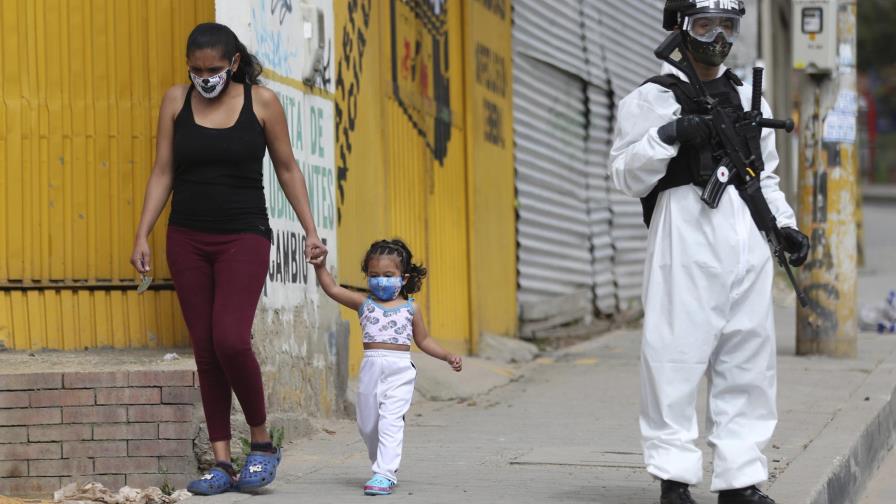 Colombia: Grupos usan violencia para forzar a confinarse