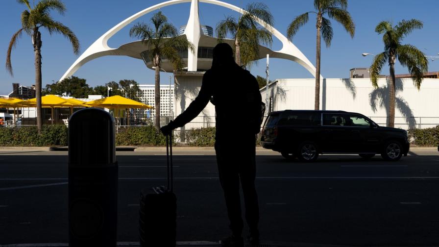 Hombre salta de un avión en la pista del aeropuerto de Los Ángeles