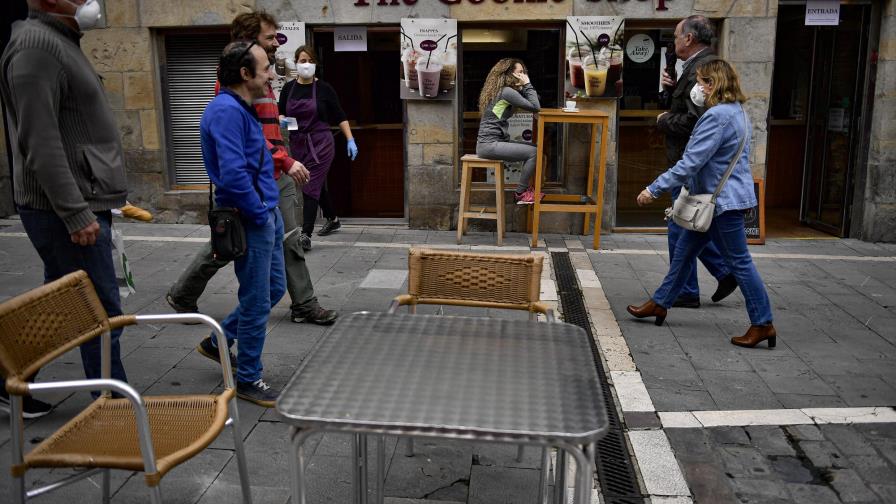 España elimina más restricciones sobre confinamiento y reporta menos decesos
