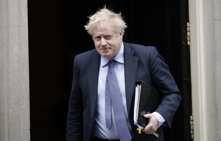 Lujosas vacaciones de Boris Johnson generan interrogantes