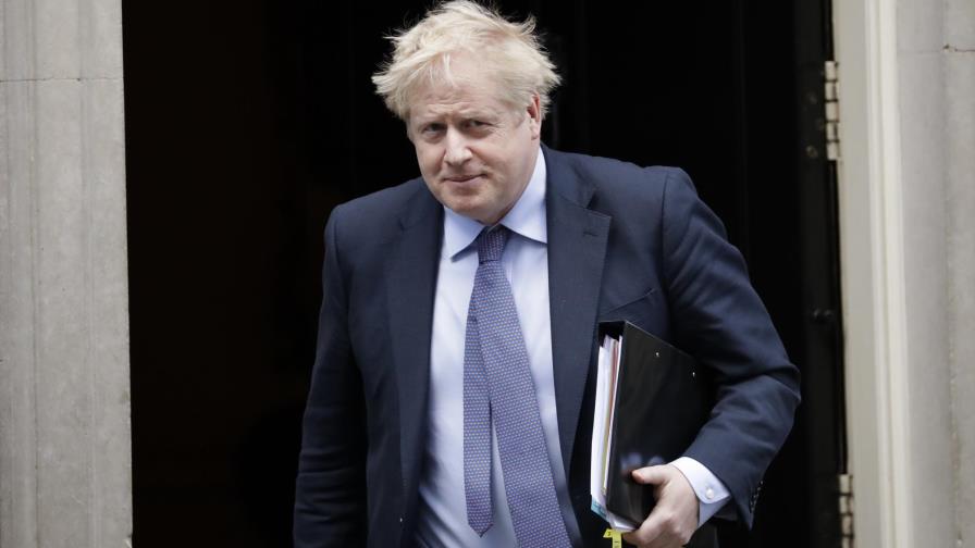Lujosas vacaciones de Boris Johnson generan interrogantes