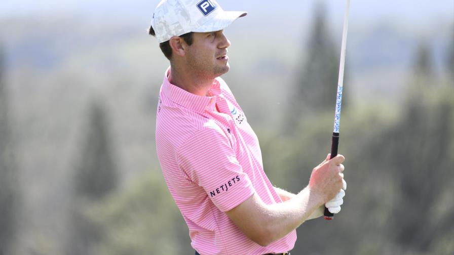 English disfruta y continúa en la cima en Kapalua