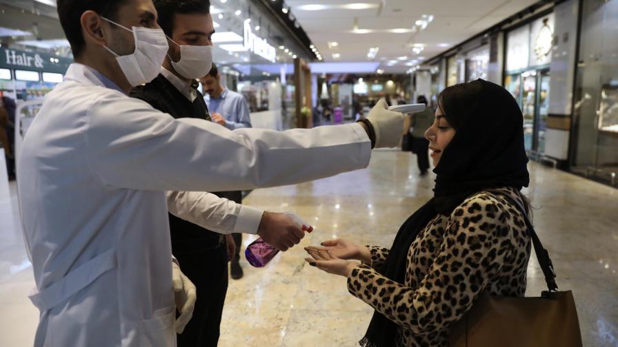 Irán cancela el rezo del viernes en ciudades por coronavirus
