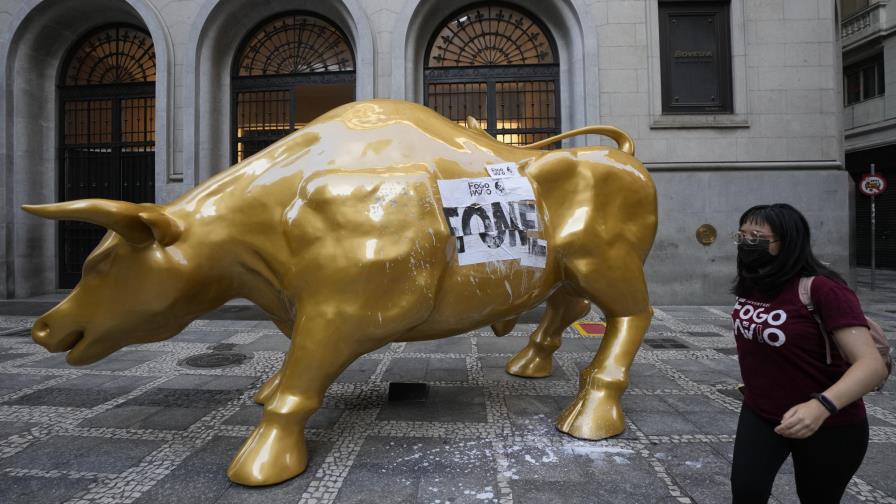 Retiran estatua de un toro frente a la bolsa de Sao Paulo