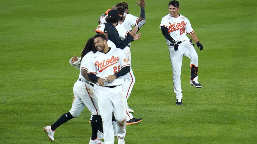 Urías y Orioles vencen a Marineros en segundo juego