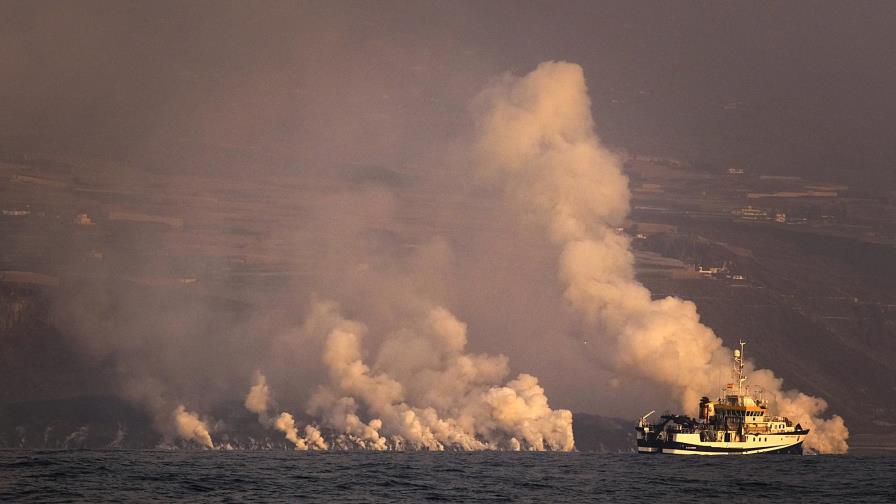 Volcán en erupción en isla española se vuelve más agresivo