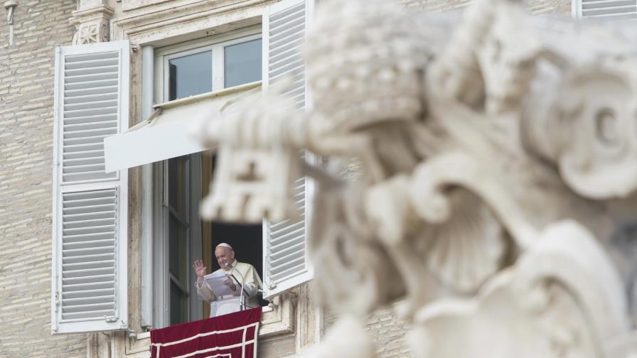 El papa dice a niños con autismo que son flores únicas