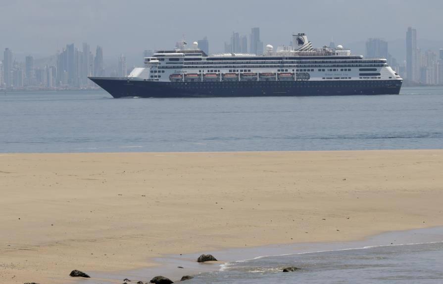 Crucero rumbo a EEUU; pilotos del Canal de Panamá aislados