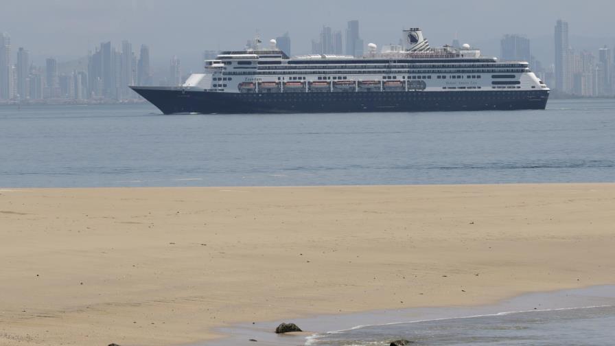 Crucero rumbo a EEUU; pilotos del Canal de Panamá aislados