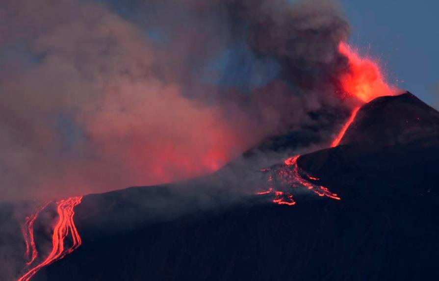 Cerrado el espacio aéreo por nueva erupción del Etna, con nube de cenizas