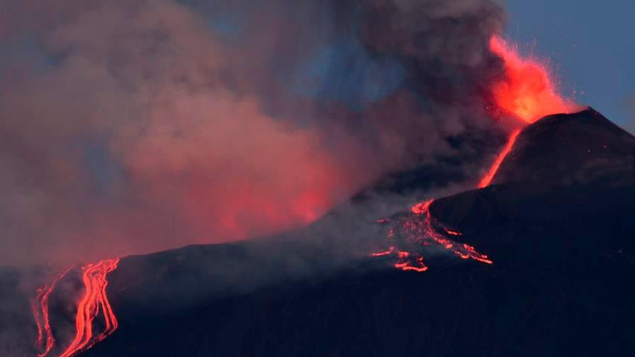 Cerrado el espacio aéreo por nueva erupción del Etna, con nube de cenizas