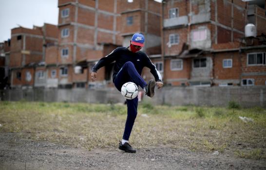 Coronavirus pone en pausa sueños futbolísticos de argentinos