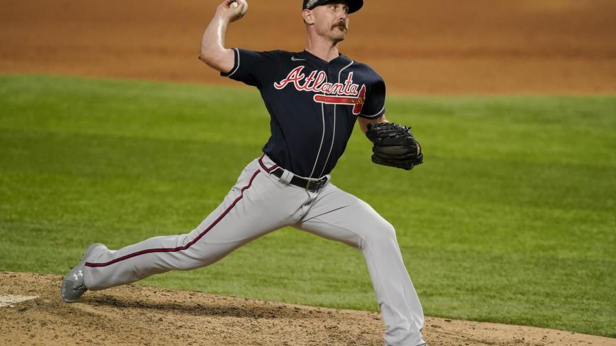 Josh Tomlin se queda con los Bravos tras firmar por un año