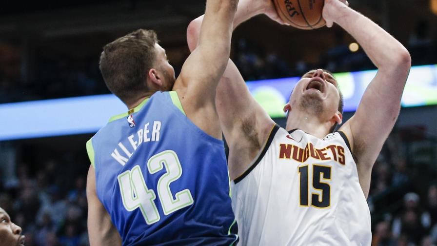 Jokic anota 33; Nuggets le arrancan el triunfo a Mavericks