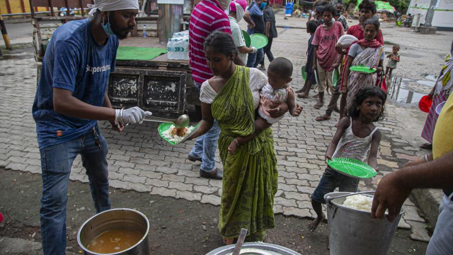 India registra aumento récord de casos diarios con 90.632