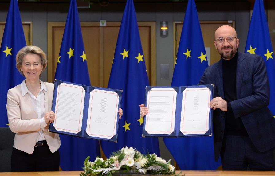 Londres y Bruselas firman acuerdo posbrexit en la víspera de su histórico divorcio
