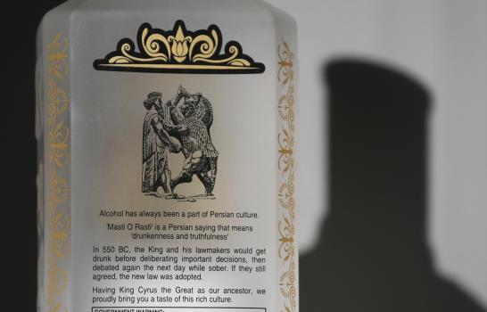 Desde el exilio, iraní revive viejo trago persa